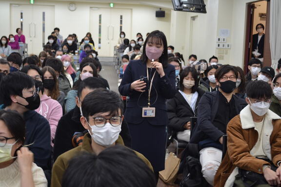 After the speeches are finished, the students will receive comments from the teacher on the spot.